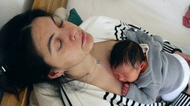 Yorgunluk Uykusu - Yorgun Anne ve Bebek Yeni Yaşamın İlk Günlerinde Uyuyor