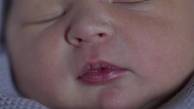 Yeni doğmuş bir bebeğin yüzüne yakın çekim. Küçük dudaklara ve buruna odaklan. Bebekliğin hassas ve değerli özelliklerini yakala.