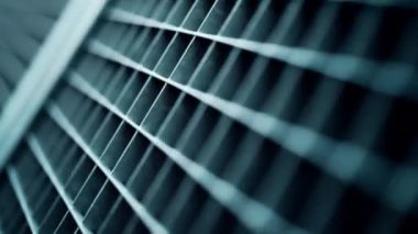 Mavi tonlu ve sığ alan derinliğine sahip, dinamik ileri hareket geometrik çizgileri vurguluyor ve modern tasarımlar için ideal görsel bir doku yaratıyor.