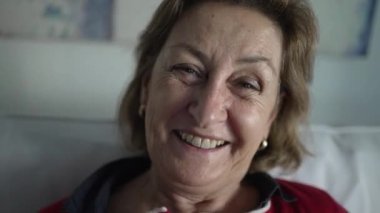 Neşeli Sosyalleşme - Sohbet sırasında Yaşlı Kadın 'ın Yakın Çekimi, Açık Gözlü ve Saçlı, Küpeli, Kırmızı Bluz Giyen