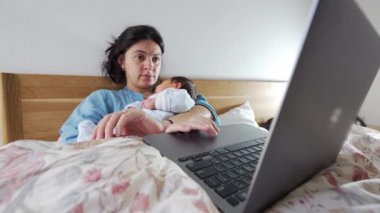 Anne, yeni doğmuş bebekle yataktan kalkıp uzaktan çalışma ve ebeveynliğin zorluklarını ve dengesini gözler önüne seriyor. Bir evde anne ile çocuk arasındaki bağ ve bağın altını çiziyor.