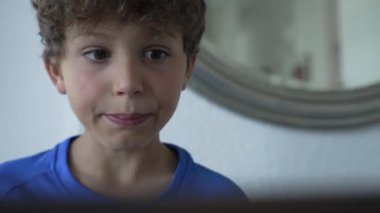 Teenage Boy 'un Yakın Çekimi, Ön Yüzlü Kamera, Öğleden Sonra Atıştırması sırasında Elmayı Tek Elde Tutarken Dizüstü Bilgisayarı Kullanmak