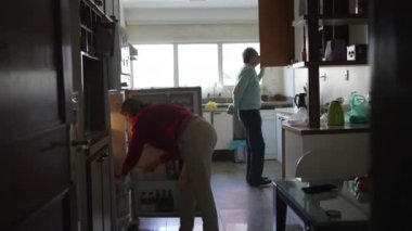 Mutfaktaki Yaşlı Çiftin Günlük Yaşamları - Dolabın Gıda ve Malzemelerin Dolabından Dolabın Malzemelerine Hazırlık Tezgahı 'ndan Dükkâna Alınması