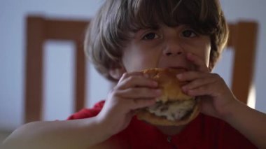 Çocuk Esintisi Ev Yapımı Burger, Tatmin Olmuş Görünümlü Yemek Masasında Dinlenen Kollar