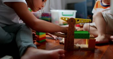 Çocuklar oyuncaklarla oynuyor, küçük kız kardeş ve bebek