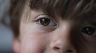 Küçük şirin çocuğun yüzüne yakın dur.