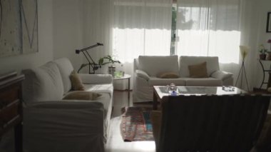 Beyaz kanepeleri olan modern bir oturma odasının iç tasarımı. 