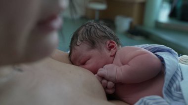 Mahrem İlk Anlar / Yeni Doğan Bebek Doğumdan hemen sonra Emzirme, Anne-Çocuk Bağlanma ve Sağlık Hizmetlerine Odaklanma