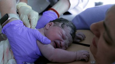 Doğumun ilk anlarında anne göğsünde ağlar. Doğumdan hemen sonra derisini hisseder. Doktor, bir insanın hayatının ilk saniyesinde kalbi muayene eder.