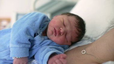 Yenidoğan 'ın Annesinin Göğsünde Uyurken Yakın Çekimi - Hastanedeki İlk Gün