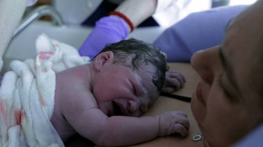 Doğumun ilk anlarında anne göğsünde ağlar. Doğumdan hemen sonra derisini hisseder. Doktor, bir insanın hayatının ilk saniyesinde kalbi muayene eder.