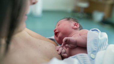 Doğumdan kısa bir süre sonra yeni doğan bebek emzirme, Anne-Bebek Bağlantısı ve Doğum Sonrası Bakım 'ın önemini vurgulamak