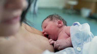 Doğumdan kısa bir süre sonra yeni doğan bebek emzirme, Anne-Bebek Bağlantısı ve Doğum Sonrası Bakım 'ın önemini vurgulamak