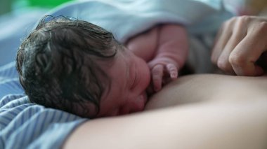 Doğumdan sonra ilk kez bebek emzirme vaktinin yaklaşması, anne ile hayatının ilk dakikalarında bağ kurma.