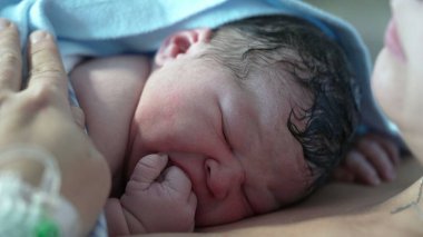 Yeni Doğan 'ın Yüzünün Doğumdan Dakikalar Sonra Kapanışı - Bebek Gelirken Anne ile Cilt Teması Vurgulanıyor