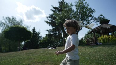 Genç Çocuk Yeşiller Parkı 'nda Oyuncak Uçakla Oynuyor Yaz Günü Açık Hava Aktivitesi