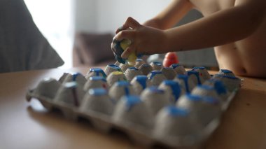 Evde Renkli Boyama Projesine Katılan Yaratıcı Çocuk - Ellere ve Boya Tüplerine Odaklan