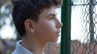 Düşünceli Genç Çocuk Zincir Çitinden Bakıyor, Düşünceli Gençlik