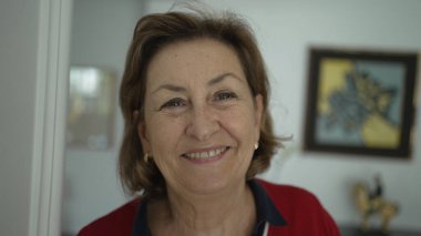 Evinde Gülümseyen Neşeli Yaşlı Kadın 'ın Yakın Çekimi - Dostane Son Sınıf Bayan Portresi