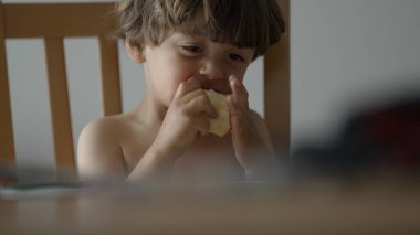Evdeki Taze Elmanın Tadını Çıkaran Genç Çocuğun Samimi Anı