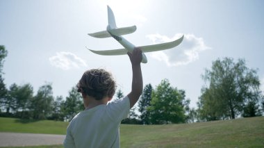 Genç Çocuk Uçağı Tutuyor Model Yukarıda Sunny Park 'ta, Uçmayı Düşlüyor