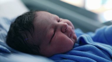 Yeni Doğan Bebeğin İlk Günü - Yeni Çevre Keşifleri İçin Yakın Çekim