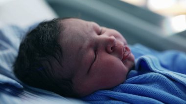 Yeni Doğan Bebeğin İlk Günü - Yeni Çevre Keşifleri İçin Yakın Çekim