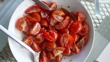 Beyaz kasede baharatlı vişneli domates salatası.