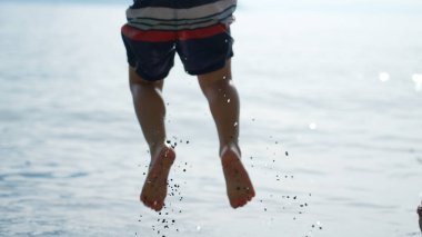 Sahilde Suyun Üzerinden Çıplak Ayaklar 'ın Yakın Çekimi