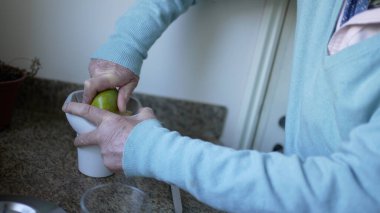 Kıdemli Adam Mutfakta Taze Meyve Suyu İçin Portakal Sıkar Sağlıklı Yaşam Tarzını Vurguluyor