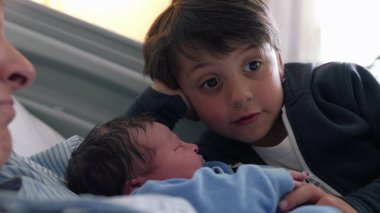 Gerçek Hayat Birinci Kardeş Buluşması - Genç Çocuk Yeni doğan kardeşini hastanede karşıladı