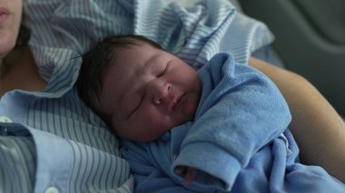 Huzurlu yeni doğmuş bebek, ilk gün annesinin kolunda dinleniyor. Huzurlu bebek mahrem günleri doğumdan sonra klinikte.