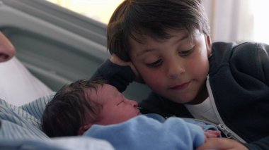 Gerçek Hayat Birinci Kardeş Buluşması - Genç Çocuk Yeni doğan kardeşini hastanede karşıladı