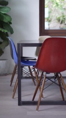 Çağdaş Tasarım - Bitki, Masa, Sandalyelerle Oda İçi - Temiz, Minimalist, Düzenli Alan