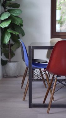 Modern Mimari - Bir Odanın İçi, Bitki, Masa, Sandalyeler - Temiz, Minimalist ve Organize Çevre