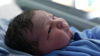 Yeni doğan bebek, doğumdan hemen sonra, dünyanın ilk gününde, çevresindekileri gözlemleyen bir insanla yüz yüze geliyor.