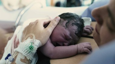 Yeni Anne Doğumdan Sonra Yeni Doğan Bebeği Kucağına Aldı - Bebeğin Hastanede İlk Ağlaması