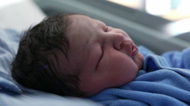 Yeni doğan bebek, doğumdan hemen sonra, dünyanın ilk gününde, çevresindekileri gözlemleyen bir insanla yüz yüze geliyor.