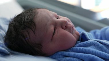 Yeni doğan bebek, doğumdan hemen sonra, dünyanın ilk gününde, çevresindekileri gözlemleyen bir insanla yüz yüze geliyor.