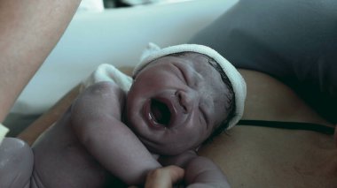 Yeni Doğan Doğumdan Sonra İlk Ağlıyor - Bebek Doğumu Sahnesi Anne Rahmine Uyum Sağlamakla Mücadele Ediyor