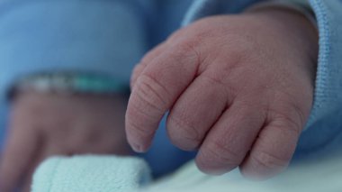 Hayatın ilk günlerinde yeni doğan bebeğin makro detaylarıyla yakın çekimi. Bebek ellerinin güzel vücut ayrıntıları.