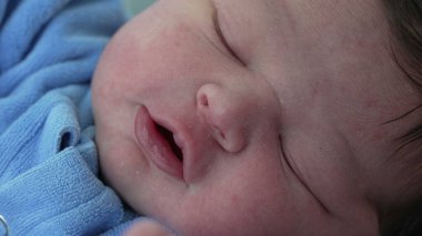 Yeni doğmuş bebek makro yakın plan yüzü doğumdan sonraki ilk gün uyuduktan sonra. Sevimli bebek.