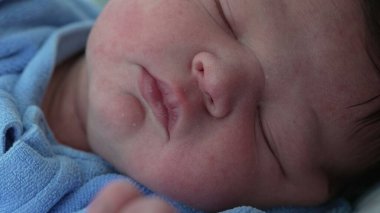 Yeni doğmuş bebek makro yakın plan yüzü doğumdan sonraki ilk gün uyuduktan sonra. Sevimli bebek.