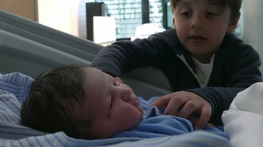 Hastanede Kardeşler Etkileşimi / Yenidoğan Bebek Kardeşi Aile Erken Günleri Kutlarken Yatakta Dinleniyor
