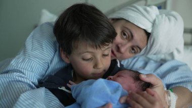 Yenidoğan 'ın Aileye Giriş Hastanesi - Küçük kardeş yeni bebeğini kucağında tutarken, anne ilk kez kardeşlerin bağlanmasını izliyor