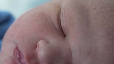 Hastanede yeni doğmuş bir bebeğin huzur içinde uyuması, sakin ve besleyici bir ortamda yeni bir hayatın masumiyetini ve sükunetini vurgulamak, makro yakın çekim.