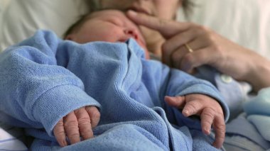 Mavi Tulumlu Huzurlu Yeni Doğan Ebeveynlerin Kollarında Yuvalanmış Samimi Erken Bağ Anları