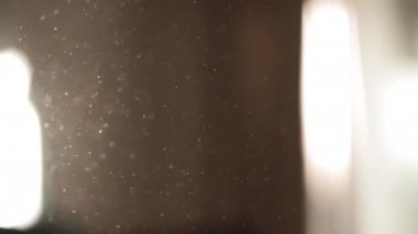 Güneş ışığı, doğal ışık, bokeh etkisi, kapalı ortam, sakin atmosfer, sakin ortam, sanatsal kompozisyon, ruhsal ruh hali, minimalist ortam ile aydınlatılan toz parçacıklarının soyut görünümü