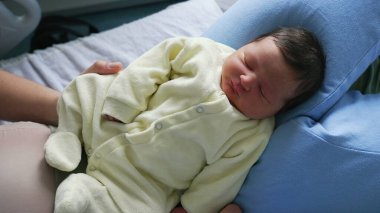 Yenidoğan Bebek Mavi Yastığa Huzur Veriyor, Sarı Giysiler Giyiyor, Sakin ve Huzurlu İçerde Tutsak Edildi