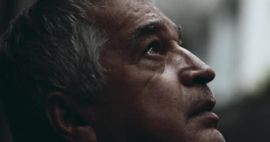 Buruşuk Yüzlü Yaşlı Adam Yukarı Bakıyor, Sessiz Düşüncelere dalmış Gözler, Düşünceli 70 'lerin düşünceli yüzünün profili